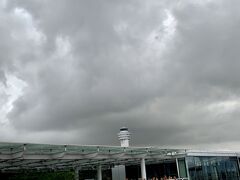 この日も羽田空港上空はど～んより鉛色の雲が。。
なんとか雨は大丈夫だけれど、今にも降り出しそう・・