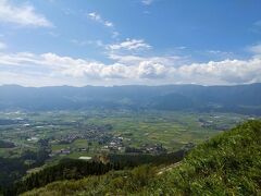 俵山峠から阿蘇に登っています
途中の南阿蘇パノラマライン展望所から
今度は俵山峠など外輪山（南側）方面を見ています
