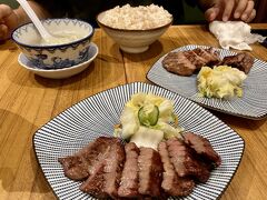 仙台に着いて、最初に入った牛タン屋さん。

サクサク噛み切れるけど、コリコリとした食感。
キリッと塩がきいてて濃いめで美味しいです。