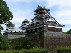 黒亭から熊本城へ。
本当は車内からの見学にとどめようと思ってましたが
少し時間があったので、登城はしませんでしたが周りを歩いてみました。