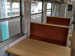 平日運行の場合、全車自由席となりクハ455-701にも急行券だけで乗車できます。
なのでクハの乗車しますが4人がけボックシートの半分はいすみ鉄道のキハ28と同じくテーブルになって2人がけになっています。

