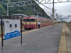 12:52にトキ鉄の新潟県側終点の市振に到着です。

ココで折返しになりますが、観光急行2号を撮影する為5分後に来る直江津行に乗り込み青海まで移動します。