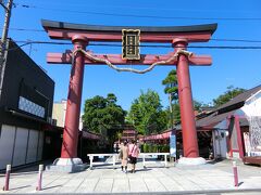 バスで笠間稲荷神社に移動。鳥居の両脇にはお土産屋さんもある。