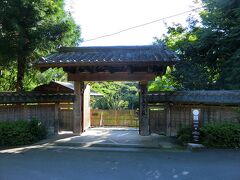 バスで春風萬里荘へ。北大路魯山人が北鎌倉でアトリエとして使っていた建物を移築したもの。