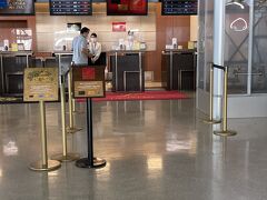 クラスJ空きありますか？？

『あいにく満席。。。あっ空きございます！』とのこと
思わず！
『ではお願いします！！』と即答してしまいました＾＾；

今までは1000円だったのですよ～～
それが、今は3000円（＞＜）

やったね～とか言いながら我が夫
『今まで1000円だったから二人で2000円で良かったんだよね？なのに今回6000円！！足元見られてるね！！』

などとほざく！！！（怒）

あったり前の事言うんじゃない！！！喜びで満ち溢れていたのにいきなり現実に引き戻され不快度マックス( ・∇・)