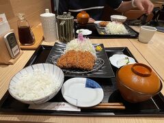 何故、敵地に来たかと申しますと・・・
お昼を食べたかったからです♪

和幸でひれかつ♪
久しぶりの和幸、しじみの味噌汁もトンカツも全部おいしかった～♪

第２ターミナルは人、人凄い人でした。