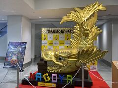 あっという間に福岡空港着。
名古屋の金のシャチホコの展示。
