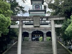 尾山神社の鳥居と神門。石段の上に建っています。神門の最頂部には、日本最古の避雷針が設置されています。