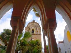 回廊の中から鐘楼を撮影してみました。スペインのコルドバ、グラナダの建築と見間違うかのようなイスラム風の景観です。