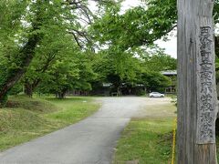 　１１：１５　思いでの潟分校に到着。昔の小学校の分校跡です。