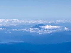 富士山で～す！！って違いま～す(^▽^;)

北海道の富士山。。羊蹄山です♪
雲からピョコンって頭が出てると本当に富士山のようでした(*^^*)