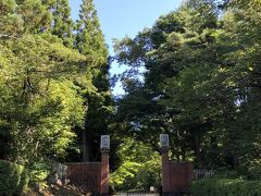 15時頃、天鏡閣に到着。
周辺は木に囲まれていて少しわかりにくい。
こちらが表門。