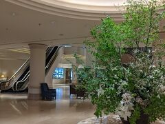 1991年開業のヨコハマグランドインタコンチネンタルホテル
最近では珍しい　地上エントランス階に広々としたラウンジスペースがあります。
天井も高く、ゆとりを感じさせます。
ソファ数も多く、待ち合わせや時間調整にとても便利

入ってすぐ目に入るお花もオーソドックスだけど素敵
