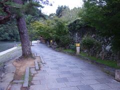 ここから岸を歩かないで嵐山公園の坂を登って行く。