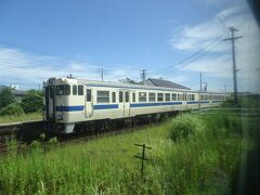 佐賀駅を出発して久保田駅から長崎本線と分岐した唐津線は単線非電化です、
１１：１５小城駅で対向列車と交換です