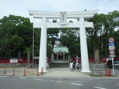 旧唐津銀行を後に歩いていく、こちらは唐津神社