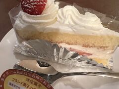 昼間に「ル・レガラン」で購入したケーキを、部屋に戻ってから食べます。
昔ながらのお店で、良心的価格。

妻の「ショートケーキ」