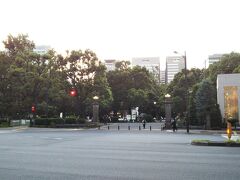 というわけで、夕方、都内に向かい「日比谷駅」へ。

近くにある「日比谷公園」