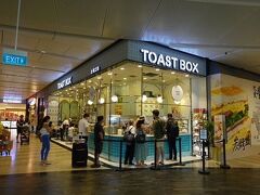 ずっと気になってたけど旅行中は食べられなかったカヤトースト。
JEWELの地下にTOAST BOXがありました♪
ここで朝食。