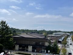 最後にショッピングプラザを振り返って軽井沢駅を通り抜けて北口へ。