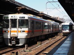 食後、関西本線の快速に乗車します。。