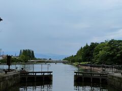 5つの橋をくぐると、重要文化財にも指定されている中島閘門に到着します。


中島閘門は、水のエレベータと言われます。運河の下流と上流で、水位が違うので、水門で区切った後、そこに水を入れたり、水を出したりして、水位を調節する仕組みです。
パナマ運河と同じです。