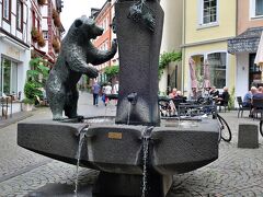 Bärenbrunnen（クマの噴水）

伝説によると、ベルンカステルという地名は「Bärenkessel（ベレンケッセル）」という、ベルンカステル＝クースの紋章のクマ（Bären）を説明する単語に由来しているのだとか。

ということで、クマさんは町のシンボル的存在でもあるのです。