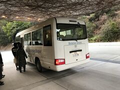 　豊島家浦港から直島本村港へは僅か20分ほど。本村港には今夜泊まるベネッセハウスの無料シャトルバスが既に待機していて、外でバスを待つことなく車内へ。

　ベネッセハウスは、建築家安藤忠雄氏の設計による、ホテルと美術館が一体となったコンセプト建築。ホテルの敷地内や館内にも多くのインスタレーションが組み込まれています。ベネッセハウスの客室には、「アートをゆっくり体感して頂くため」と、テレビはなく、その代わりにBoseのスピーカーが設置されてました。
　※宿泊される方は好きな音楽をダウンロードして行くといいですね。

　食事前に宿泊者のみのベネッセハウスミュージアムツアーに参加しました。シャトルバスで美術館に向かい、グループでキュレーターさんの説明を受けながら作品を鑑賞。少人数でゆっくり回れるのは宿泊者の特権でしょうか。