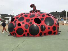 　地中美術館を堪能した後は、ホテルのシャトルバスで宮浦港へ。途中バスを降りることなくホテルに預けていた荷物を受け取らせて頂くなど、ベネッセハウス宿泊の恩恵を最大限享受させて頂きました。
　ホテル、レストランの従業員の方たちは皆親切でとても感じの良い方ばかり。アートの島での宿泊を心ゆくまで楽しみました。
　お世話になりました、ありがとうございました！

　宮浦港の周りにもアート作品があり、中でも興味深かったのが大竹伸朗氏の美術作品と銭湯が一体化した「アイラブ湯(正確には「I(ハート)湯」)」。残念ながら内部はお風呂に入らないと見られないとのことで外観のみ鑑賞しました。大竹伸朗と言えば「Mr.ピーナッツ」が有名ですが、アイラブ湯も大竹伸朗～！というカンジ。
　次に訪れる時には是非ともひと風呂浴びたいですね。

　大型フェリーで宇野港へ。宇野、茶屋町、岡山を経由して、それぞれ京都と大阪へ。またまた親友との楽しい思い出の1ページが増えた旅となりましたx

　※宮浦港にある有名なカボチャ。