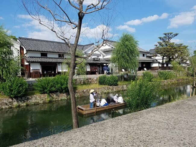 「くらしき川舟流し」は歩いていると追い越してしまうほどゆっくり走っています