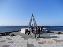 日本最北端の地の記念碑。

ソ連に取られなくて良かった。旧日本軍たちが戦争が終了したとして武装解除した油断した処に国と国との約束を破って攻め込んできたソ連軍に対抗して頑張ってくれなかったら、北海道までカッパわれていただろう。
