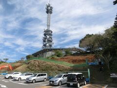 駐輪場に戻る途中になんだか見えてくる？
塔の周りに人が歩いている？
なに！　　　行ってみよう♪
登った先の平地が日本平なのか！
富士山方面は先ほどの写真と同じ方向なので写真はナシング。