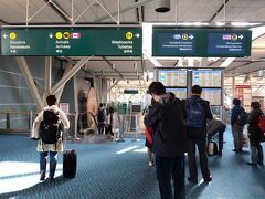 9時間20分かけてバンクーバー空港に到着
アメリカへの乗り継ぎはバンクーバー空港内でアメリカ入国手続きを行うので、この案内では右の方向へ。