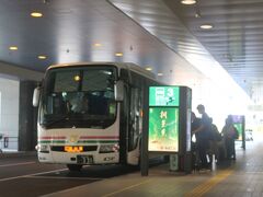 昼過ぎに広島空港に到着。
まずは福山市まで連絡バスで。
広島空港はかつては広島市内にあったのが東広島市に移転して不便になったと思いましたが、広島県の中心に移転したので、福山市へは便利になったようです。