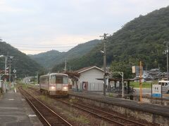 夕方からレンタカーを借りて出発。
まだ日が落ちていないので、まずは河佐駅という駅へ。
駅前には小集落のある小さな駅です。
ちょうど１両のデイーゼルカーがやってきました。