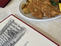 ミュンヘン1日目の夜ご飯。
Pfälzer Residenz Weinstubeでシュニッツェルを食べました。ここのお店は、安くて美味しいワインが飲めます！
残念ながら、私はお酒やワインが飲めないので、ぶどうジュースを頼んだのですが、濃厚で甘くてとても美味しかったです。
少量からワインを頼めるので、飲み比べをしているお客さんも多かったです。