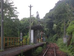 さて、翌朝再度昨日行けなかった八田原ダムへ向かいます。
府中駅と昨日寄った河佐駅の間の中畑駅。
川沿いにある小さな駅で、民家は周りに数軒あるだけ。
1日の利用者は0人だそうです。