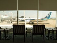 買い物を済ませたので、早めに手荷物検査を受けて制限エリアに入ります。
早速ラウンジTIMEサウスを訪れると、飛行機のよく見える席が空いていました。よかった！
前回もう少し遅い時間に訪れたら、見やすい席はいづれも埋まっていたのでできるだけ早めに来てみました。
