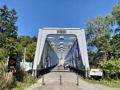 青い池から10分もかからずに到着～

皆様の旅行記でも良く拝見する白ひげの滝☆彡
実際にステキな滝を見たくて(*^^)v
ここは入り口が分かりずらくて、駐車スペースは橋の脇のｽﾍﾟｰｽに4～5台程度・・
なので来られるときは気を付けて下さいね。。

相方は橋のたもとまで来たのだけれど欄干には寄れず車で待機でした(笑)
結構高い所に架かかっている橋ですよぉ～