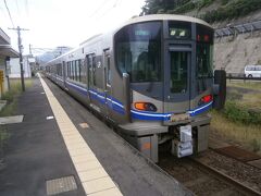  この列車も座席がほぼ埋まるほどの乗車率です。まずは南条駅で下車してみます。