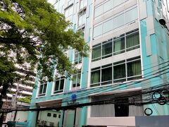 スクムビット通りのソイ18にあるパークプラザを雨が止んでいる間に出発します。
