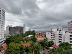 チョンブリのシャコ飯屋さんから更に1時間のドライブでパタヤに到着です。
本日のお宿はアコー系のメルキュールパタヤです。
海側の部屋で眺望は最高です。
最近ステータスが少し上がったせいか良い部屋に案内してくれる確率が高くなった様な気がするのは気のせいかな～
局地的なゲリラ豪雨の様な空模様です。