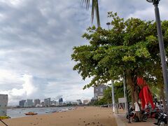 ビーチも以前ほどは人がいませんでした。
多分中国人が来てないからですね。