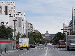 姫路城界隈を観光しようと思います。

が、足の節約で・・・