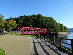 レンタサイクルを返却して支笏湖畔をしばし散策。赤い「山線鉄橋」は北海道最古の鉄道橋だとか。