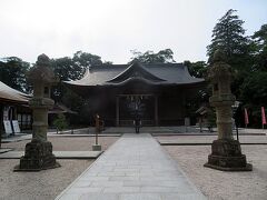 興雲閣に隣接している松江神社。立派な神社だが参拝客は少なかった。狛犬がマスクをしていた。