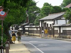 その代わりに松江城北側の武家屋敷など歴史的な建物が立ち並ぶ塩見縄手地区を散策することにした。塩見縄手は堀に面した通りで、左には立派な松並木、右には武家屋敷が並び城下町の風情が感じられる。