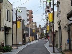 再び市街地を散策する。市街地の茶町商店街は狭い通りの両側に飲食店が数多く並ぶ繁華街だが、さほど賑わっているわけではなく落ち着いた雰囲気を感じる。茶町の名前は、松江城築城の際に働く人々を励ますために、餅茶屋をつくり、女中達が餅を提供したり、お湯を振る舞ったことに由来するらしい。