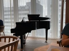 ホテルの朝食。ラウンジにはピアノがあります。
