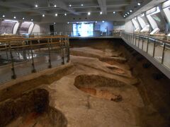 2000年以上前、弥生時代の王や高い位の人々が埋葬されていた。
発掘現場をそのまま残した状態になっている。